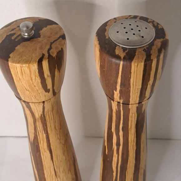Beautiful Wood Salt & Pepper Shaker/Grinder, Tall Walnut Wood. - Picture 3 of 8